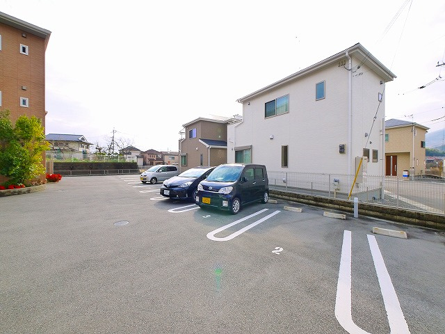 マーベラスコートⅠ・Ⅱの駐車場|車をお持ちの方に嬉しい駐車場付きの物件です