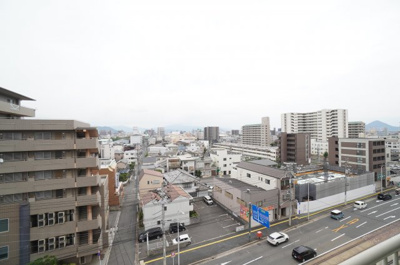 【展望】 | イトーピア舟入マンション | 【眺望】
舟入通りが目の前の眺望は、
遠くに山々を見据えられるほど
開けていて、街の雰囲気も感じつつ
自然の景色も見えてきます。
残念なのは、撮影日が曇りだったこと