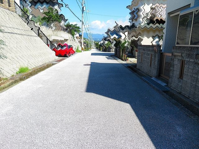 高知市潮見台一丁目　中古戸建の前面道路含む現地写真