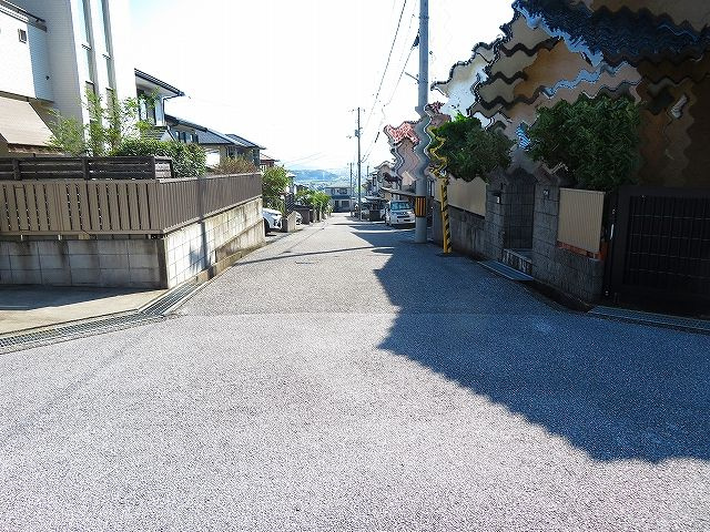 高知市潮見台一丁目　中古戸建の前面道路含む現地写真