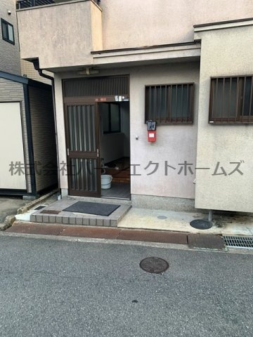 枚方市村野東町の一戸建てのエントランス|ゆとりのあるエントランスです