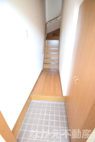 【玄関】 | 収納もある玄関です