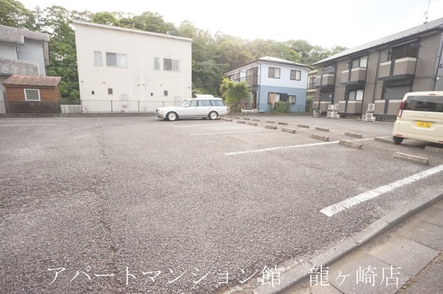 クレスト藤ヶ丘ⅡＢ棟の駐車場
