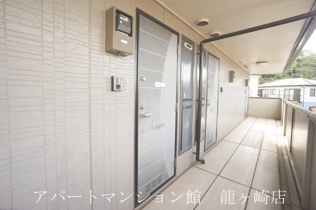 クレスト藤ヶ丘ⅡＢ棟の玄関