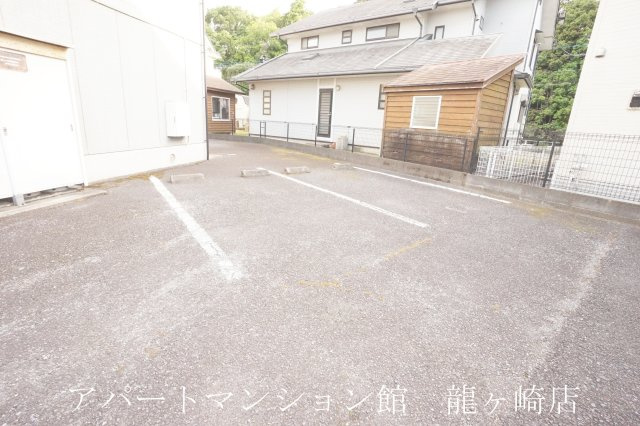 クレスト藤ヶ丘ⅡＢ棟の駐車場