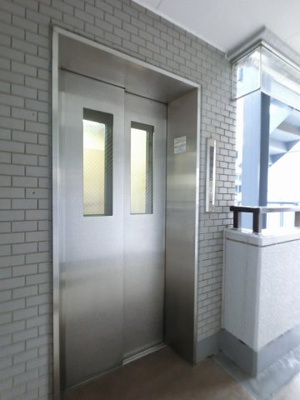 【その他共用部分】 | 藤和シティーコープ根岸 | お買い物時やベビーカーの出し入れに便利なエレベーター付です。