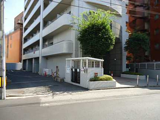【外観】 | 【2021年8月末リノベーション工事終了予定】
物件の陽当りや通風・仕様設備や
お部屋の大きさの比較、状態など、
資料には掲載していない情報がたくさんあります。
ぜひ現地を見られる事をお勧めいたします