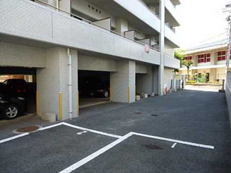 【駐車場】 | 【2021年8月末リノベーション工事終了予定】
物件の陽当りや通風・仕様設備や
お部屋の大きさの比較、状態など、
資料には掲載していない情報がたくさんあります。
ぜひ現地を見られる事をお勧めいたします