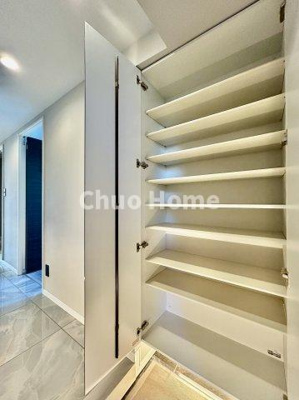 【玄関】 | キャッスルマンション亀戸立花 | 【玄関】玄関には大型のシューズクローゼットを設置しておりますのでいつでもスッキリりとした空間を保てます。玄関周りを清潔に使うのはとても大事なことですよね。