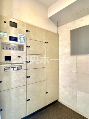 【設備】 | キャッスルマンション亀戸立花 | 【宅配ボックス】在宅時・不在時に関わらず、居住者の代わりに非対面で宅配物を受け取ってくれる便利な設備です。わかりやすくご説明致しますので見学時にはお部屋だけではなく共用部分もぜひチェックしてください。