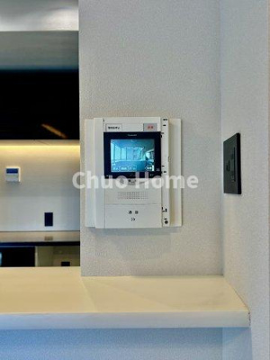 【セキュリティ】 | キャッスルマンション亀戸立花 | 【モニターホン】誰が来たかすぐにわかるカラーモニター付きインターホン。通話ボタンを押すまでは室内の音は漏れていませんので相手を確かめてから応対できます。