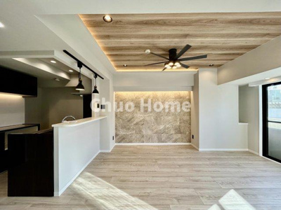 【キッチン】 | キャッスルマンション亀戸立花 | 視界に広がりを生むオープンなキッチン。料理や片付けをしながら、家族との会話を楽しんだり、リビングで遊ぶ子どもを見守れます。ご見学時には家具の配置などもイメージしながらぜひご覧になって見て下さい。