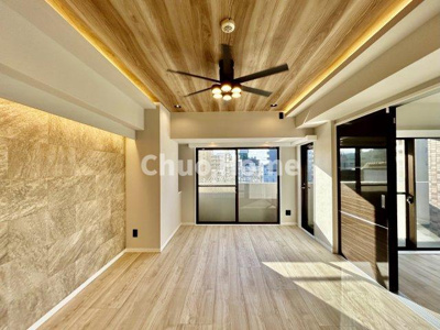 【居間・リビング】 | キャッスルマンション亀戸立花 | 【リビングダイニング】一日の中で多くの時間を過すことになるリビングダイニングだからこそ、いつも穏やかな空間であることが必然。爽やかな通風と採光を存分に感じる事が出来る空間です。