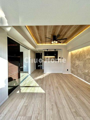 【ダイニング】 | キャッスルマンション亀戸立花 | 【ダイニング】忙しい朝でも、しっかり家族が揃って食事をして頂けるゆとりある大きさのダイニングスペース。奥様が作る手料理をカウンター越しに受けとって頂き、テーブルで囲む素敵な時間を存分に愉しんで下さい。