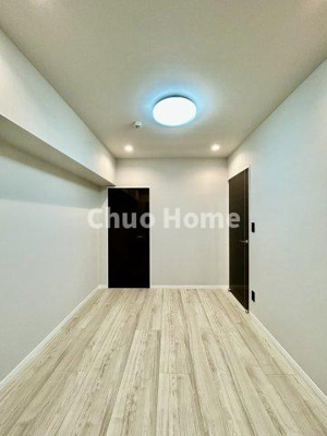 【寝室】 | キャッスルマンション亀戸立花 | 【寝室】心と体をゆったりと安らげる主寝室。寝室のゆとりが大きい分だけ、暮らしの安らぎは深まります。一日の疲れを癒すだけでなく、ご夫婦の親密な語らいを紡ぎ出します