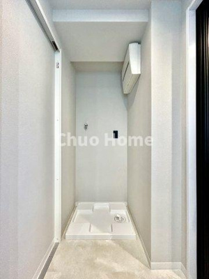 【ランドリースペース】 | キャッスルマンション亀戸立花 | 【ランドリースペース】担当者がスケールを持ち歩いておりますので、ご見学時には現在お使いの洗濯機などがきちんと収まるかなどもチェックして下さい。見学前に測っておくと非常に便利だと思います。