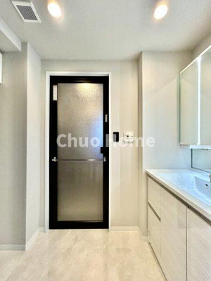 【脱衣所】 | キャッスルマンション亀戸立花 | 【洗面所】明るい洗面所は朝をすっきりさせてくれる空間です。バタバタしている忙しい朝でも収納が多い洗面台では短い時間で効率良く支度ができます。