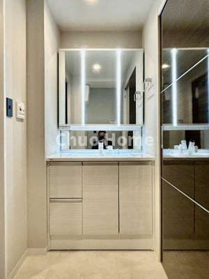 【独立洗面台】 | キャッスルマンション亀戸立花 | 【洗面化粧台】洗面化粧台には三面鏡を採用。身だしなみを整えやすい事はもちろんですが、鏡の後ろに収納スペースを設ける事により、散らかりやすい洗面スペースをすっきりさせる事が出来るのも嬉しいですね