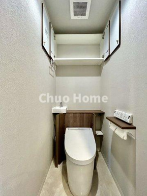 【トイレ】 | キャッスルマンション亀戸立花 | 【トイレ】 収納スペースをしっかりと確保した温水洗浄便座機能付きトイレ。温水洗浄便座は清潔にお使いいただくための大切なアイテムです。