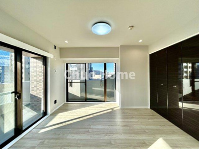 【洋室】 | キャッスルマンション亀戸立花 | 【洋室】快適に過ごす条件は、一人ひとり違います。だからこそ飾り過ぎないシンプルな内装と偏り過ぎないデザインで統一しております。居住していく中でオーナー様だけの【マイホーム】に創り上げて下さい