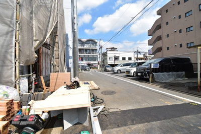 【前面道路含む現地写真】 | 東大和市南街5丁目　1号棟 | 前面道路公道5.45メートルあります。運転が苦手な奥様でも楽々駐車可能です。