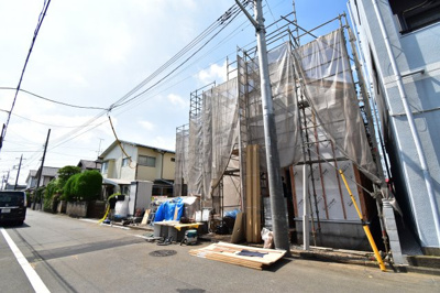 【前面道路含む現地写真】 | 東大和市南街5丁目　1号棟 | 前面道路は閑静な住宅地の通りとなるため、車通りは多くありません。 安心して車庫入れ可能。