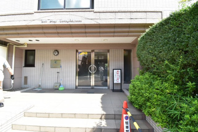 【エントランス】 | カインドステージ玉川上水 | シンプルながら、手入れが行き届いたエントランス。マンション全体の雰囲気がワンランクアップ。