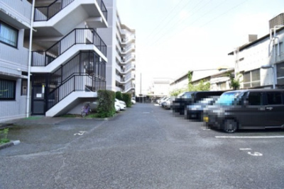 【駐車場】 | カインドステージ玉川上水 | 時間がない時もらくらくと出し入れできる平置き駐車場。
月額：12000円