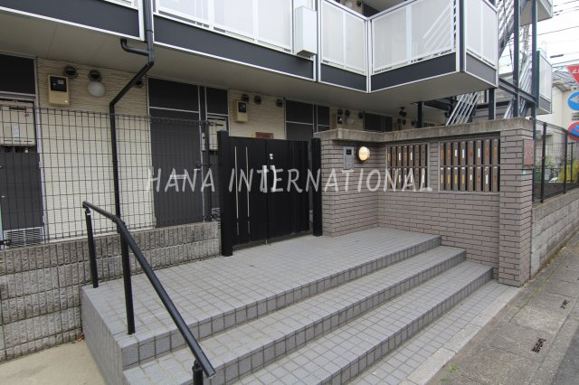 川口市芝西１丁目のアパートのエントランス