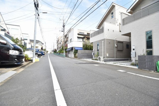 【前面道路含む現地写真】 | 西側約7.2ｍ公道　交通量は少なく小さなお子様にも安心の立地です。