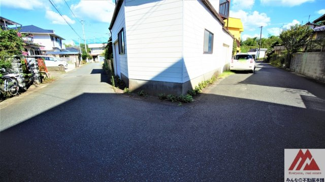 久留米市上津町の中古一戸建の前面道路含む現地写真