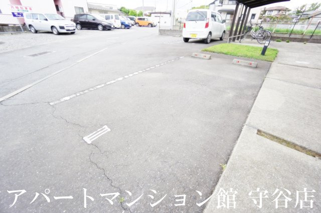 ルミエールKの駐車場