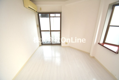 【洋室】 | ロイヤルシード小阪 | こちらの居間で趣味の時間をお楽しみください