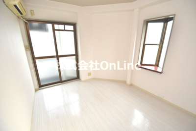 【寝室】 | ロイヤルシード小阪 | リビングです