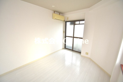 【寝室】 | ロイヤルシード小阪 | こちらのリビングで趣味の時間をお楽しみください