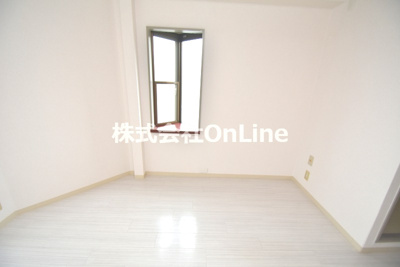 【洋室】 | ロイヤルシード小阪 | 使いやすい居間です