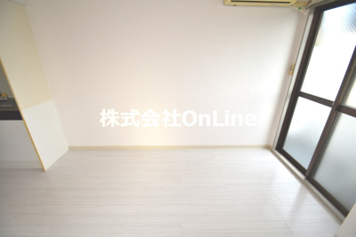 【居間・リビング】 | ロイヤルシード小阪 | こちらの居間で趣味の時間をお楽しみください