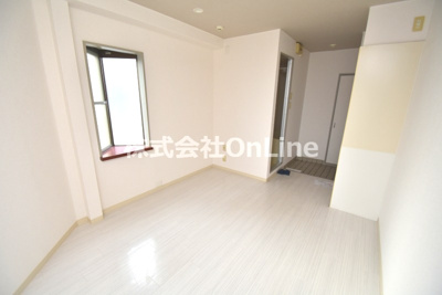 【居間・リビング】 | ロイヤルシード小阪 | ゆったり過ごせるリビングです