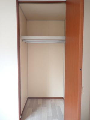 【収納】 | パティオ【SHM】 | 洋室のお部屋それぞれにクロゼットが付いています♪かさばりやすいコートなどもハンガー掛けができてすっきり片付きます♪