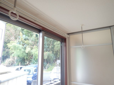 【設備】 | パティオ【SHM】 | 洋室にある室内物干しです！雨の日やお出掛け時の室内干しにとても便利☆花粉や梅雨の時期に重宝しますね♪