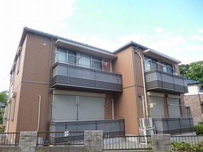 【外観】 | パティオ【SHM】 | コンビニが近くて便利な立地♪1フロア2住戸で快適に過ごせるアパートです♪小田急小田原線「百合ヶ丘」駅と「読売ランド前」駅より徒歩圏内！