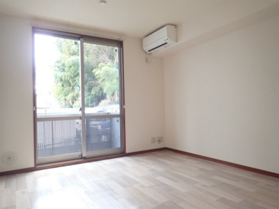 【居間・リビング】 | パティオ【SHM】 | バルコニーに繋がる南向き11.1帖のLDKは陽当たり良好♪広めの空間でゆったり過ごせます☆