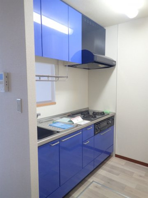 【キッチン】 | パティオ【SHM】 | 3口ガスコンロ/グリル付きシステムキッチンです☆グリルがあるとお料理の幅が広がりますね♪場所を取るお鍋やお皿もたっぷり収納できてお料理がはかどります！