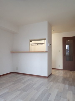 【居間・リビング】 | パティオ【SHM】 | 女性に人気なカウンターキッチンの11.1帖リビングダイニングです！椅子とテーブルを囲んで家族団欒の時間を過ごせます♪