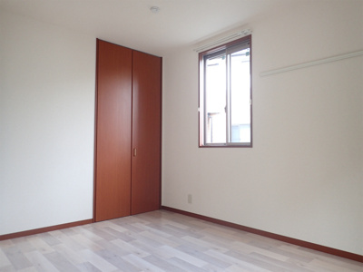 【子供部屋】 | パティオ【SHM】 | バルコニーに繋がる南向き角部屋二面採光洋室6.2帖のお部屋です！二面採光のお部屋は陽当たり良好♪壁にはピクチャーレールがあり、絵や写真が飾れます☆