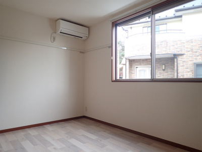 【寝室】 | パティオ【SHM】 | 玄関側にある洋室6.3帖のお部屋です♪エアコン付きで1年中快適に過ごせますね♪