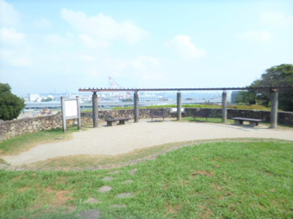 【周辺】 | 富岡総合公園内の北台展望台・ランドマークタワー・ベイブリッジ等一望。富岡総合公園入口まで約２４０メートル。