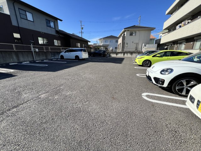フローラルコートの駐車場