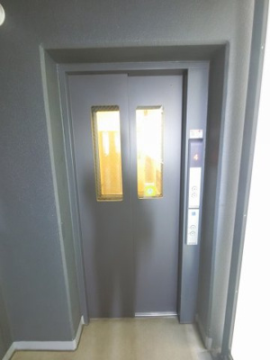 【その他共用部分】 | パークベルテ金沢八景 | お買い物時やベビーカーの出し入れに便利なエレベーター付です。