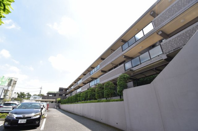 【駐車場】 | ロイヤルシャトー高幡不動 | 敷地内駐車場は運転が苦手な方でも焦らずに駐車できますね。